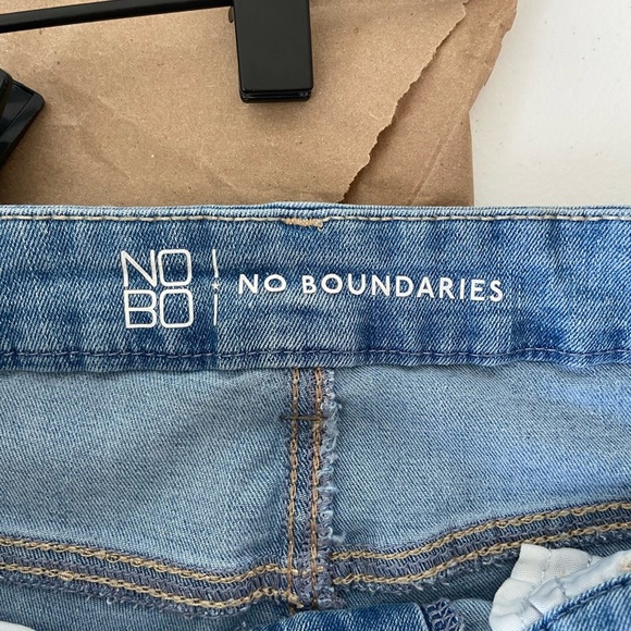 EUC | No Boundaries junior’s light wash distressed hem jeans — size 11 - Picture 6 of 7